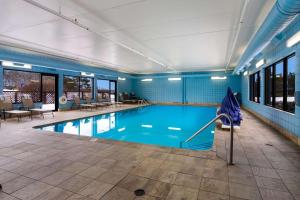 una gran piscina en un edificio en Comfort Inn en Cadillac