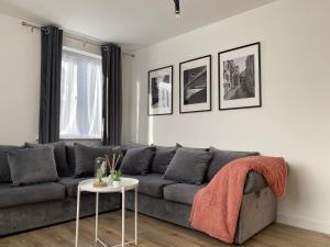 Sala de estar con sofá gris y mesa en Lovely 2 Bed flat close to South Woodham Ferrers station en Woodham Ferrers
