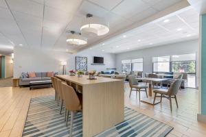 an office lobby with a table and chairs and a couch at Comfort Inn Laurel - Fort Meade in Laurel