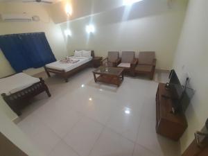 uma vista superior de uma sala de estar com mobiliário em Alps Residency em Madurai