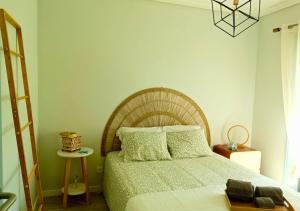 a bedroom with a bed with a wooden head board at Estrela do Mar in Gafanha da Nazaré