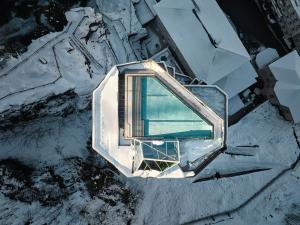 una vista aérea de un edificio en la nieve en Badeschloss en Bad Gastein