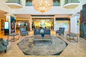 - un hall avec un canapé, des chaises et une table dans l'établissement Chateau Cartier Hotel & Resort Ascend Hotel Collection, à Gatineau
