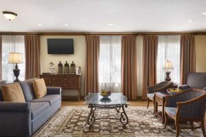 ein Wohnzimmer mit einem Sofa und einem Tisch in der Unterkunft Country Inn & Suites by Radisson, Saraland, AL in Saraland