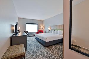 een hotelkamer met een bed en een bureau bij Country Inn & Suites by Radisson, Bloomington-Normal Airport, IL in Bloomington