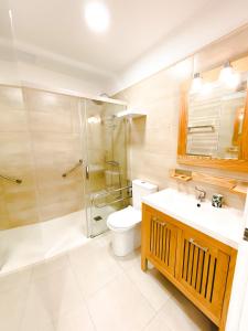 ein Bad mit einer Dusche, einem WC und einem Waschbecken in der Unterkunft Agüita Surf Lodge in Las Palmas de Gran Canaria