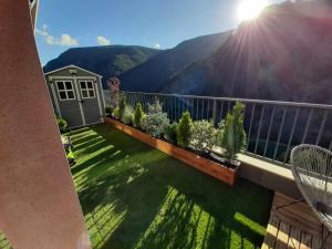 a balcony with a view of the mountains at UNIQUE 57m2 Terraza BBQ magica vista Quer in Canillo