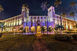 duży budynek z palmami przed nim w obiekcie Hotel Caribe by Faranda Grand, a member of Radisson Individuals w mieście Cartagena de Indias