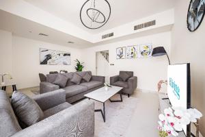 Posezení v ubytování Aliving Luxury 3BR Villa With Maid Room Damac Hills 2