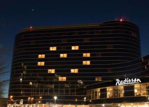 um edifício alto com um sinal de rishi em Radisson Hotel Vancouver Airport em Richmond