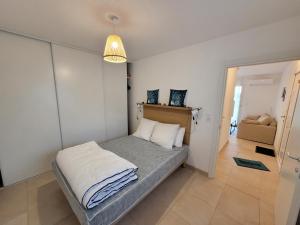 ein Schlafzimmer mit einem Bett in einem Zimmer in der Unterkunft Superbe appartement vue mer terrasse couverte face à la mer in Linguizzetta + 25 Fotos