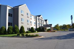 un gran edificio con un estacionamiento delante de él en Country Inn & Suites by Radisson, Fairview Heights, IL, en Fairview Heights