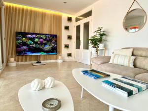 Televízia a/alebo spoločenská miestnosť v ubytovaní Europa II Penthouse - Costa CarpeDiem