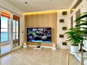 Televízia a/alebo spoločenská miestnosť v ubytovaní Europa II Penthouse - Costa CarpeDiem