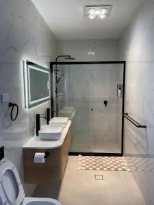 W łazience znajduje się prysznic, toaleta i umywalka. w obiekcie Star in Macquarie w mieście Weetangerra