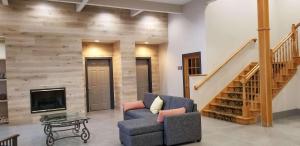 salon z krzesłem i schodami w obiekcie Country Inn & Suites by Radisson, Kalamazoo, MI w mieście Kalamazoo