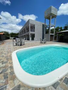 una piscina frente a una casa en Asas da Maré Pousada en Bragança
