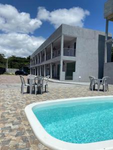 dom z basenem i krzesłami oraz budynek w obiekcie Asas da Maré Pousada w mieście Bragança
