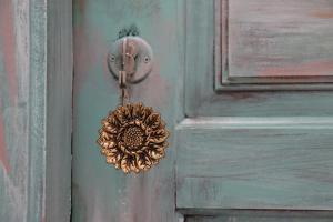 un timbre en una puerta azul con una corona en Borboleta Guest House, en Figueira de Castelo Rodrigo