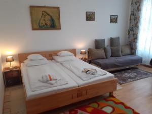 1 dormitorio con 1 cama grande y 1 sofá en HappyHostel, en Viena