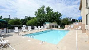 - une piscine avec des chaises longues dans l'établissement Country Inn & Suites by Radisson, Shelby, NC, à Shelby