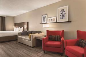 Postel nebo postele na pokoji v ubytování Country Inn & Suites by Radisson, Buffalo, MN + 41 fotografií
