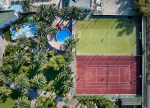 Tenis a/nebo squash v ubytování GranSerena Hotel nebo okolí