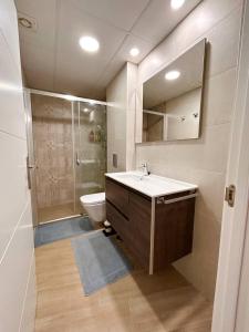 ein Bad mit einem Waschbecken, einem WC und einer Dusche in der Unterkunft Villajoyosa Family Apartment in Villajoyosa