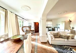 聖埃烏拉利亞的住宿－Casa Grecia，客厅配有沙发和桌子