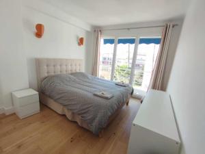 A bed or beds in a room at Cannes Pointe Croisette T2 plage 2min à pieds 46m2