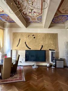 un soggiorno con grande TV e tavolo di Domus Tua a Modena