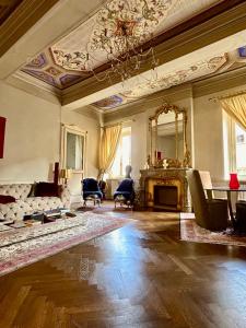ein Wohnzimmer mit einem Kamin und einem Spiegel in der Unterkunft Domus Tua in Modena