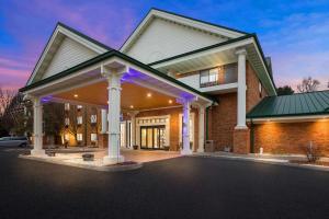 ein Haus mit einem Gebäude mit einer Garage in der Unterkunft Country Inn & Suites by Radisson, Jonesborough-Johnson City West, TN in Jonesborough