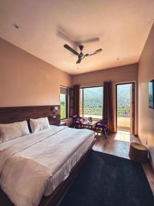 una camera con un grande letto e un ventilatore a soffitto di Clover Inn by Offlimit Homes a Shamshi