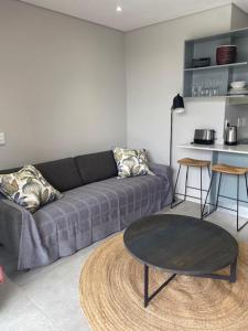 sala de estar con sofá y mesa en Trendy Apartment, en Durban