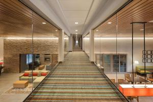 długi korytarz z wykładziną i schodami w budynku w obiekcie Country Inn & Suites by Radisson, Seattle-Tacoma International Airport, WA w mieście SeaTac