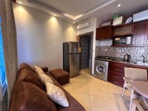 sala de estar con sofá y cocina en Studio with private garden and pool view in Sharm Hills, en Sharm El Sheikh