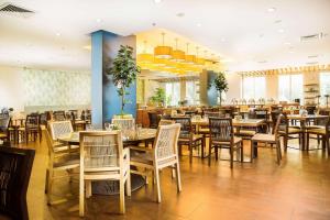 une salle à manger avec des tables et des chaises dans l'établissement Radisson Hotel Panama Canal, à Panama City