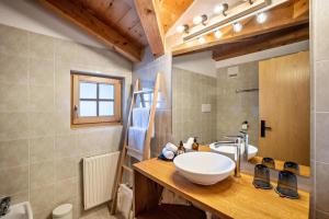 y baño con lavabo y espejo. en Mountain Residence Kasern Nr 5, en Predoi