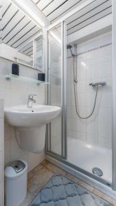 a bathroom with a sink and a shower and a toilet at Ferienwohnung Kellenhusen Ostsee in Kellenhusen