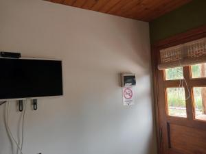 TV a/nebo společenská místnost v ubytování Cabañas Rowal Potrerillos