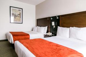 2 Betten in einem nebeneinander liegenden Hotelzimmer in der Unterkunft Radisson Poliforum Plaza Hotel Leon in León