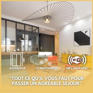 un salon doté d'une grande lampe pendant dans l'établissement L'Atelier,T3,au pied de l'Opéra, Climatisé, CHECK-IN AUTONOME 24H sur 24H, à Lyon