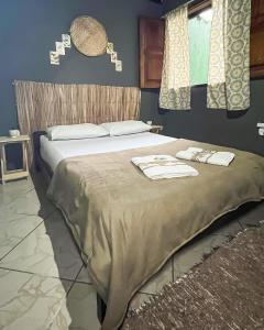 - une chambre avec un grand lit dans l'établissement Hostel das fadas, à Parati