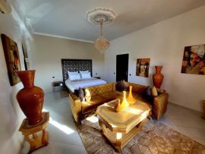 Riad Soir De Marrakech في مراكش: غرفة معيشة مع أريكة وسرير