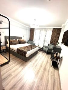 1 dormitorio con 1 cama y sala de estar en The Diderot Hotel en Estambul