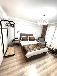Un dormitorio con una cama grande y una lámpara de araña. en The Diderot Hotel en Estambul