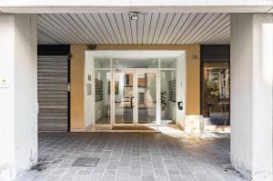 una entrada a un edificio con una puerta de cristal en Perugia Studio - Historic Center Stunning View, en Perugia