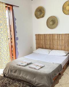 a bedroom with a bed with two towels on it at Hostel das fadas in Paraty