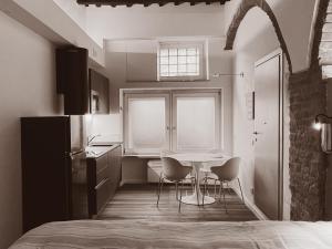 eine Küche mit einem Tisch und Stühlen im Zimmer in der Unterkunft Fontebranda Nest in Siena